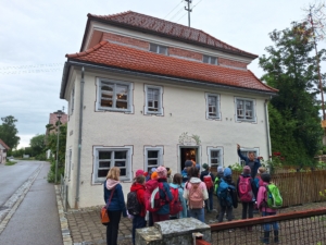 Schule Wolfertschwenden besucht Heimathaus in Niederdorf