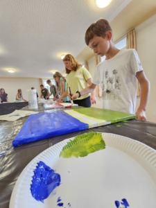 Kinder malen auf Leinwand